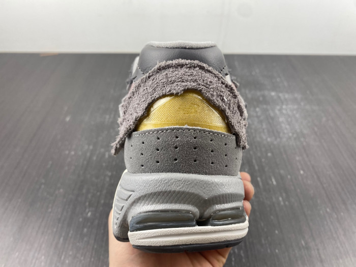 NEW BALANCE 2002R M2002RDY