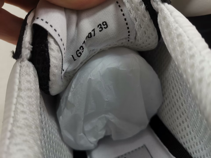 Ch**el sneaker