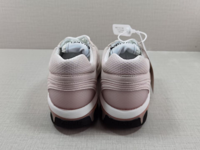 Ch**el sneaker