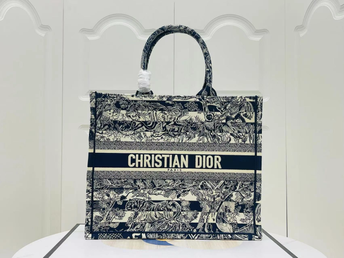 chr1st1an D10r book tote